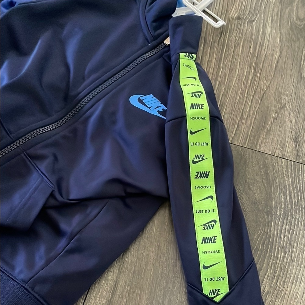 NWOT Nike Boys Dark Blue Tracksuit with Bright Green Details,Jogging Set.Size 4T - Picture 7 of 7